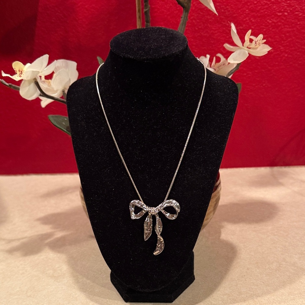 Chic Silver Bow Necklace